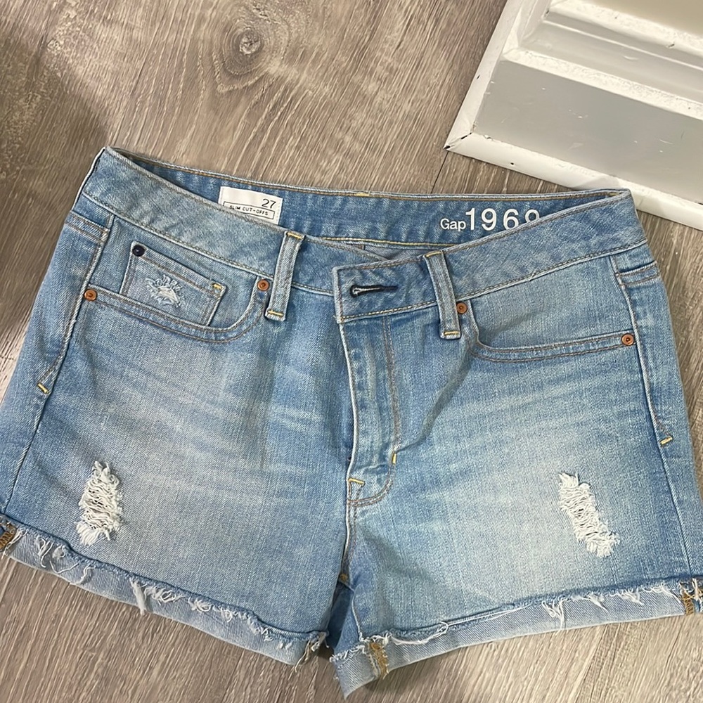 Gap size 27 mid rise shorts. Slim cut-offs brand. Like new!